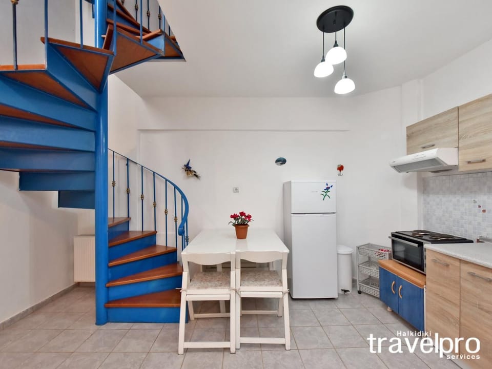 Kitchen or kitchenette, Dining area, oven, stove