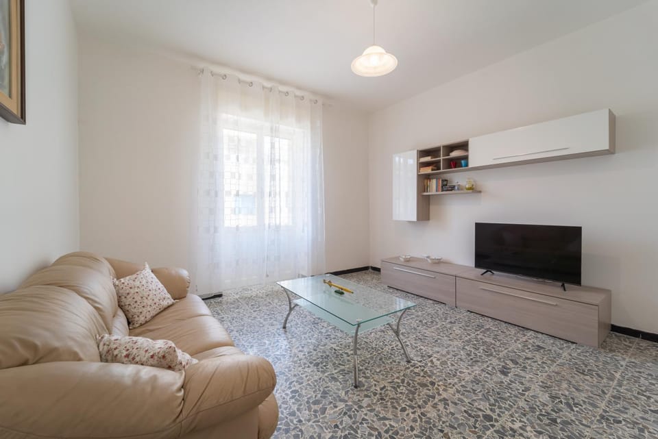 TV and multimedia, Living room, Seating area, Evening entertainment