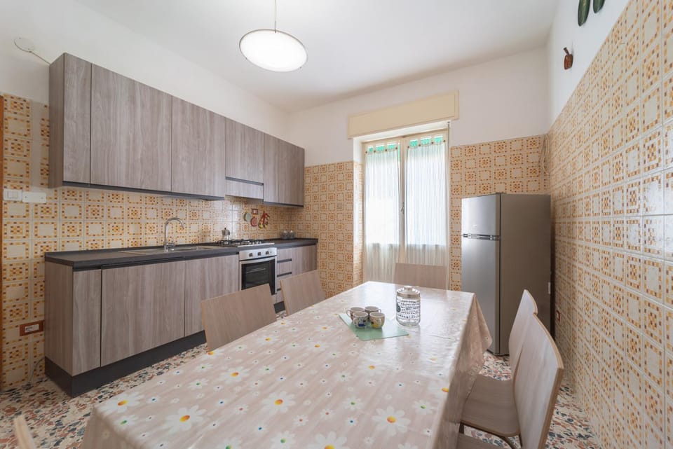 Kitchen or kitchenette, Dining area, pet friendly, stove