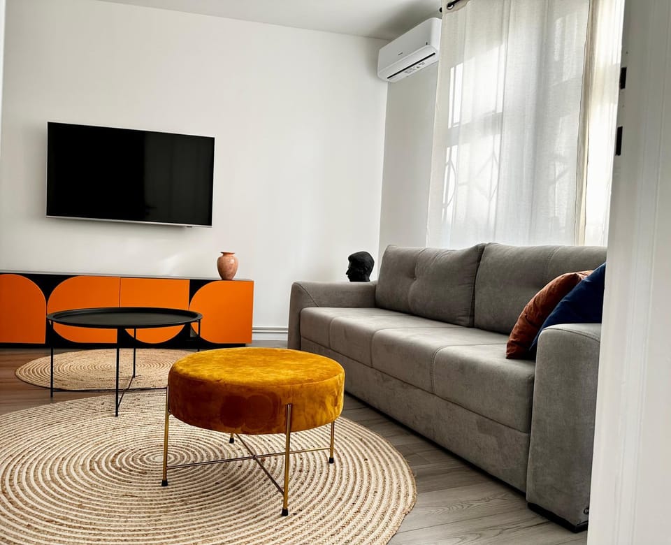 Communal lounge/ TV room, TV and multimedia, Living room, Seating area, Evening entertainment, air conditioner