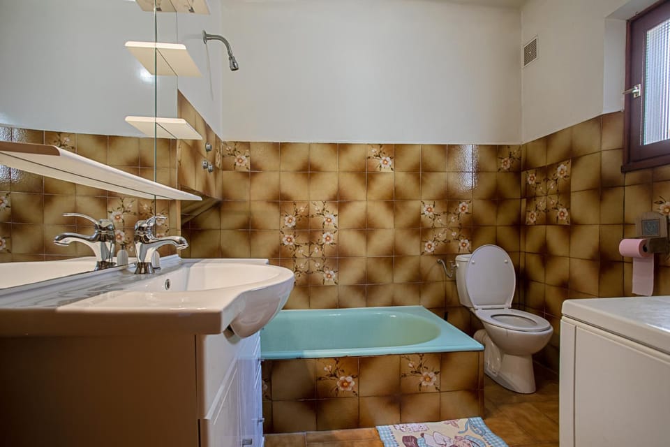 Bathroom, Living room