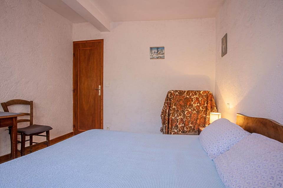 Property building, Living room, Bedroom