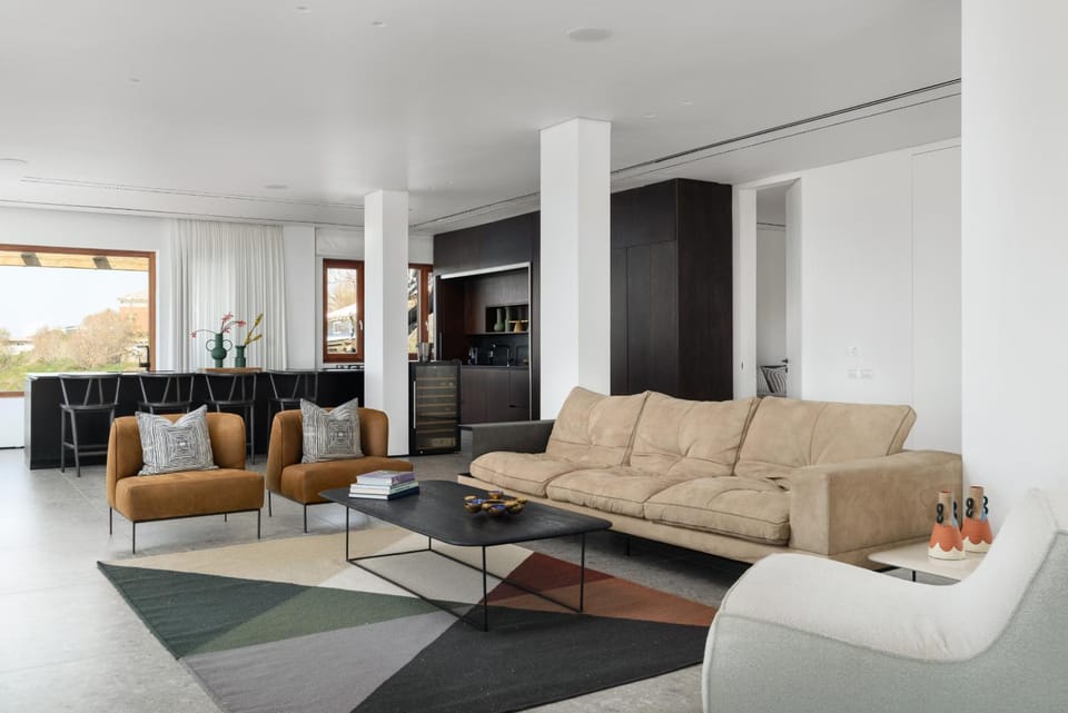 Living room, Seating area, kitchen