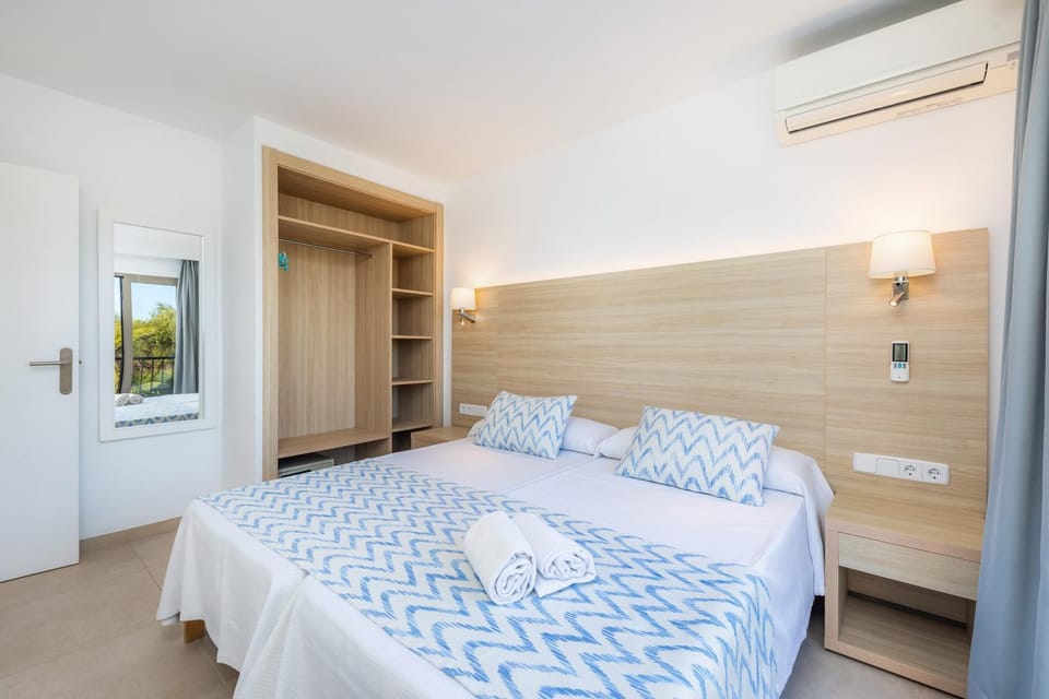 Property building, Living room, Bedroom
