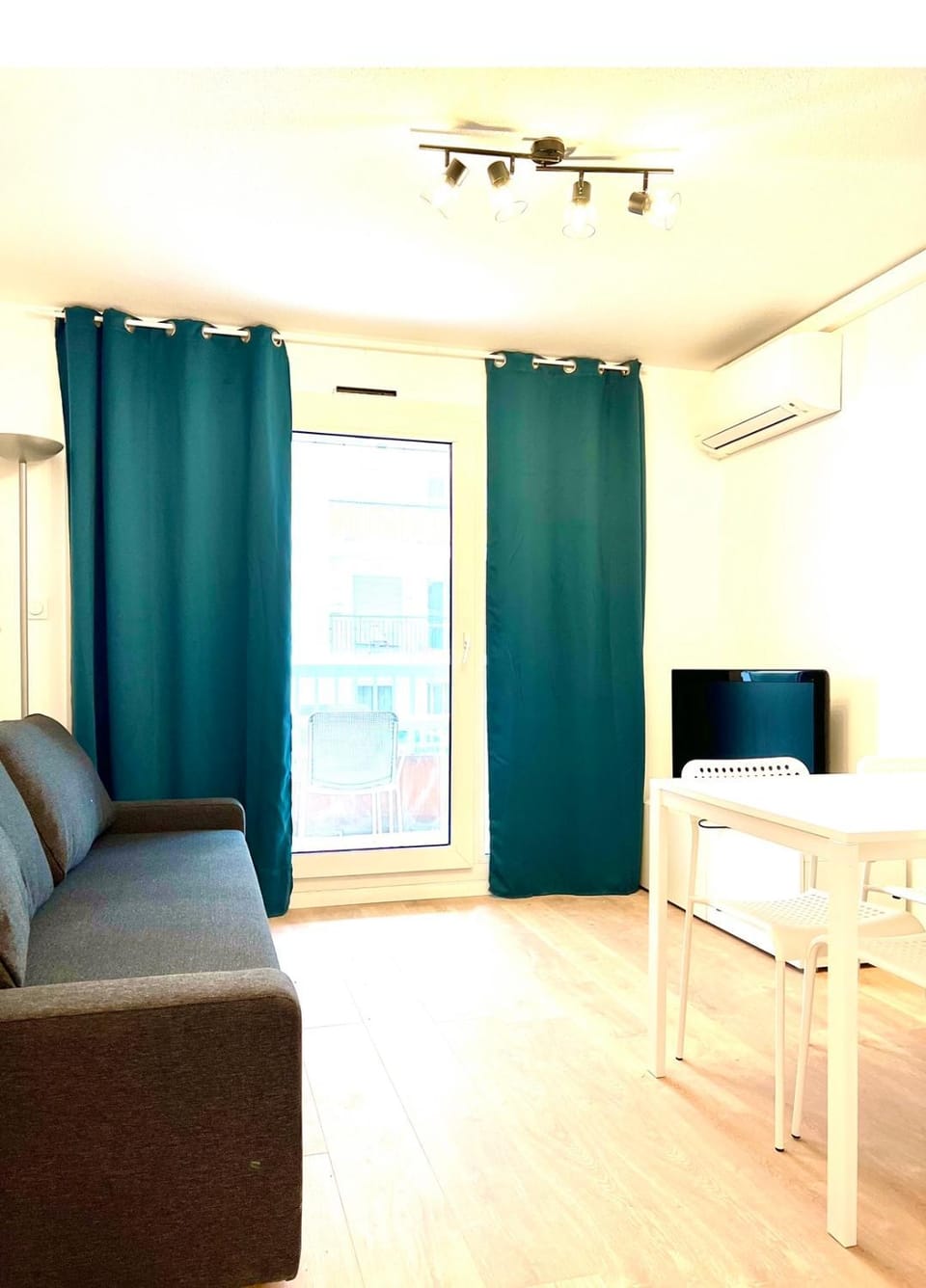 Communal lounge/ TV room, TV and multimedia, Living room, Seating area, air conditioner