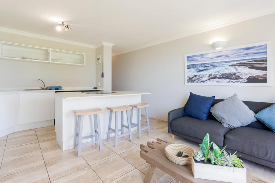 Kitchen or kitchenette, Seating area, Dining area