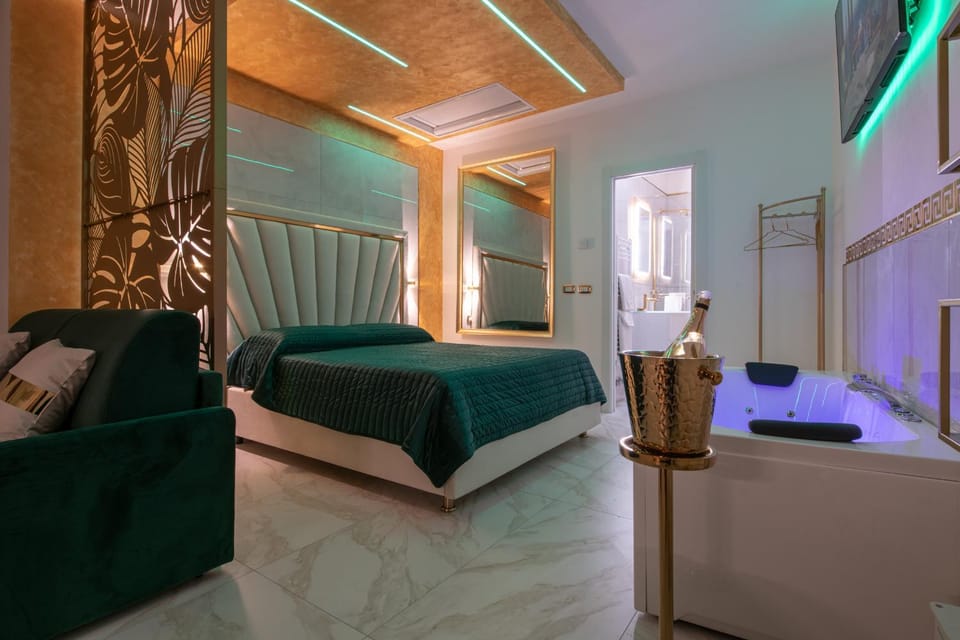 Bed, Hot Tub, Hot Tub, View (from property/room), Living room, Decorative detail, Bedroom, Bath