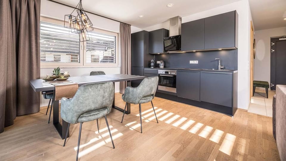 Kitchen or kitchenette, Dining area, stove