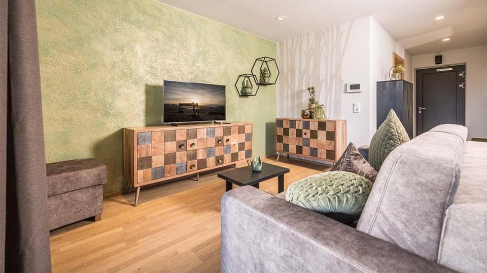 TV and multimedia, Living room, Seating area, Evening entertainment