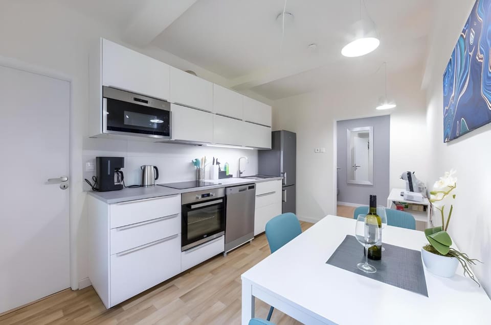 Coffee/tea facilities, Kitchen or kitchenette, Dining area, dishwasher, oven, stove