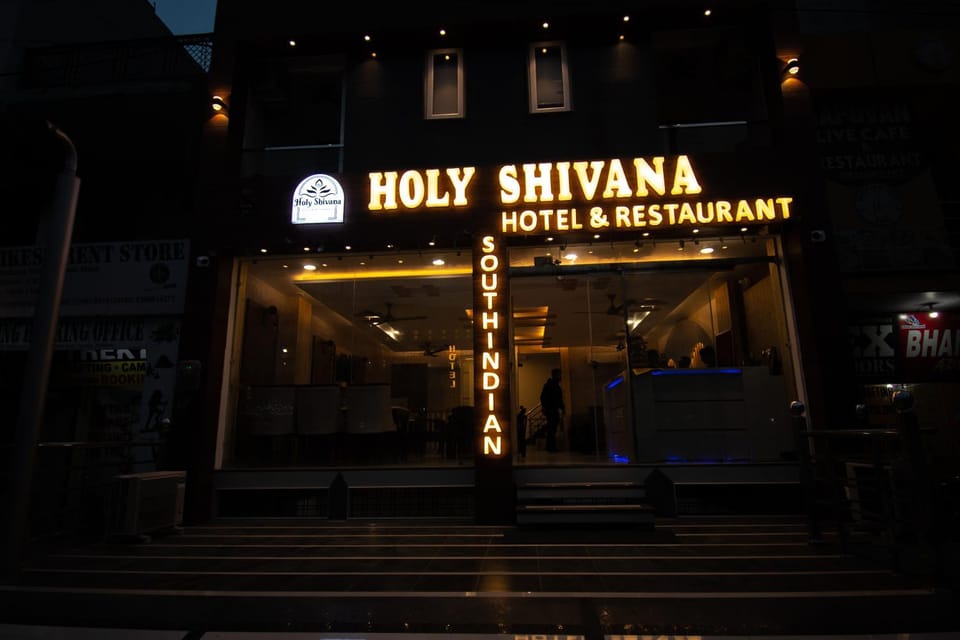 Communal lounge/ TV room, Night, Property logo or sign, Evening entertainment, Logo/Certificate/Sign, Text overlay, Street view, Certificate/Award