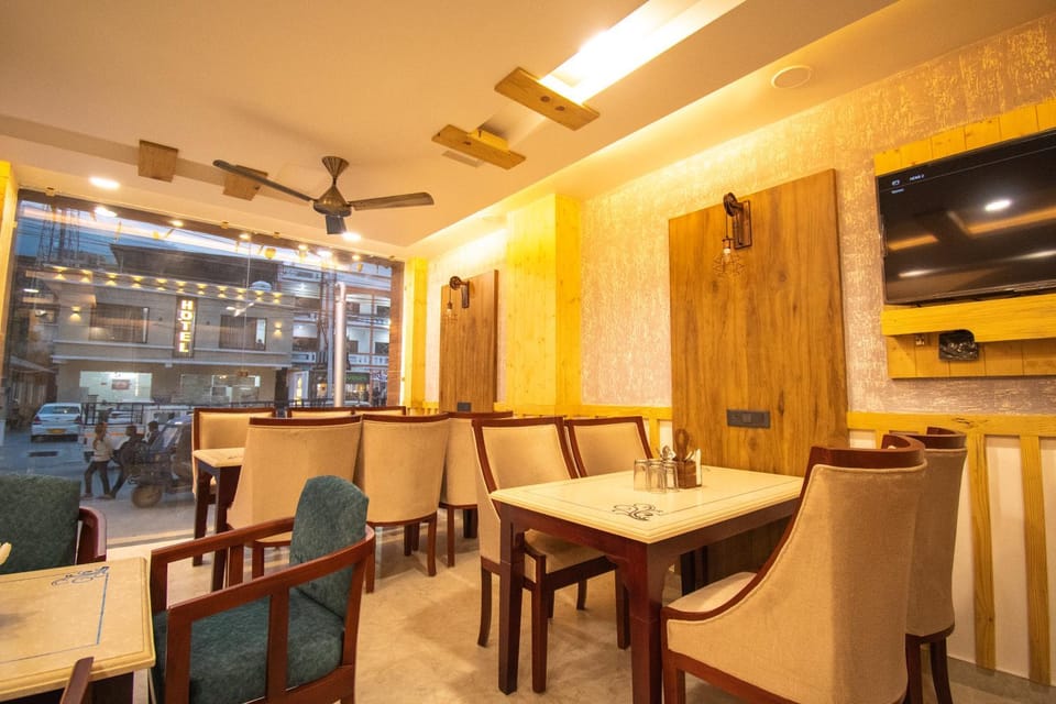 Restaurant/places to eat, Communal lounge/ TV room, TV and multimedia, Living room, Banquet/Function facilities, Seating area, Evening entertainment