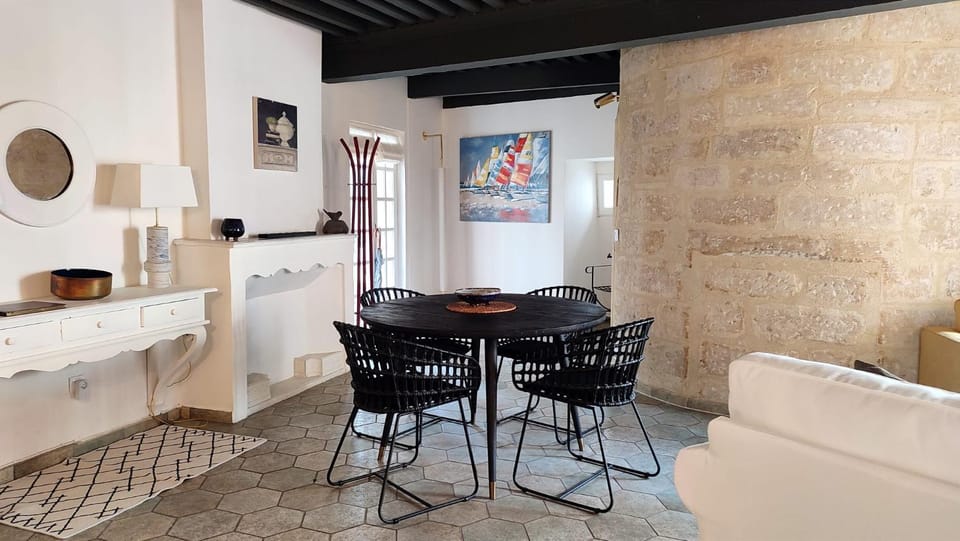 Uzès, au cœur du centre médiéval Le Logis du Consul un bien d'exception du XVIème siècle Apartment in Uzes