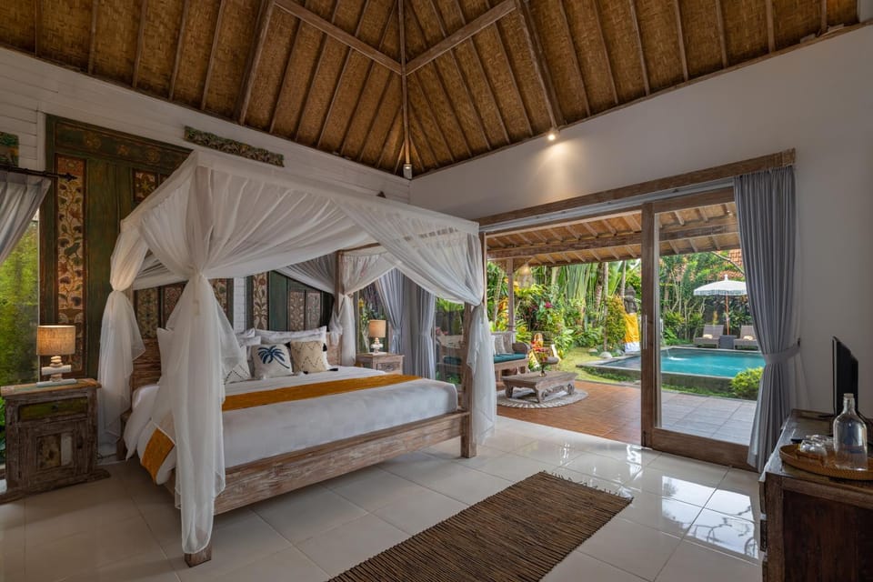 Bed, Decorative detail, Bedroom