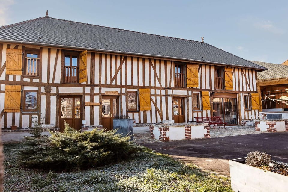 Property building, Garden, Balcony/Terrace, Parking