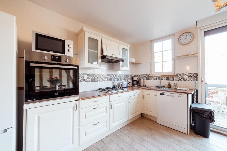 Coffee/tea facilities, dishwasher, minibar, pet friendly, stove, toaster