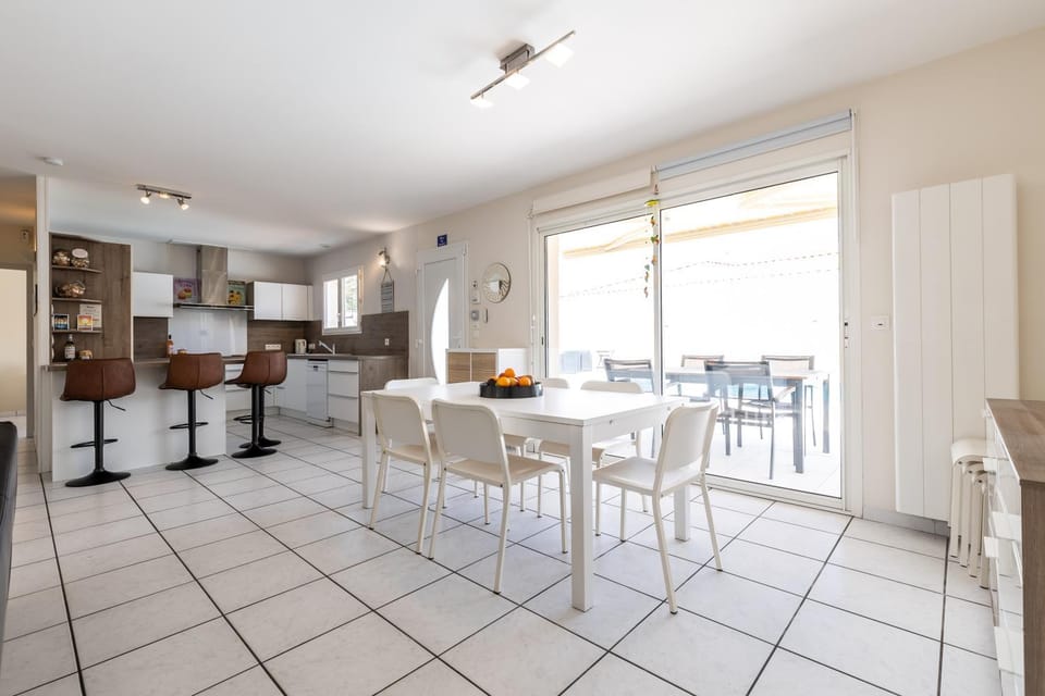 Property building, Kitchen or kitchenette, Living room