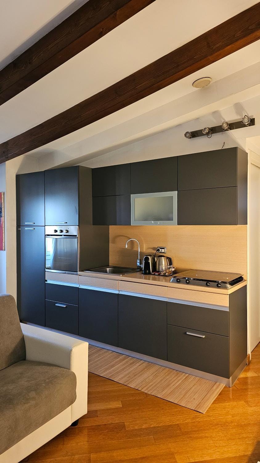 Kitchen or kitchenette, oven, kitchen