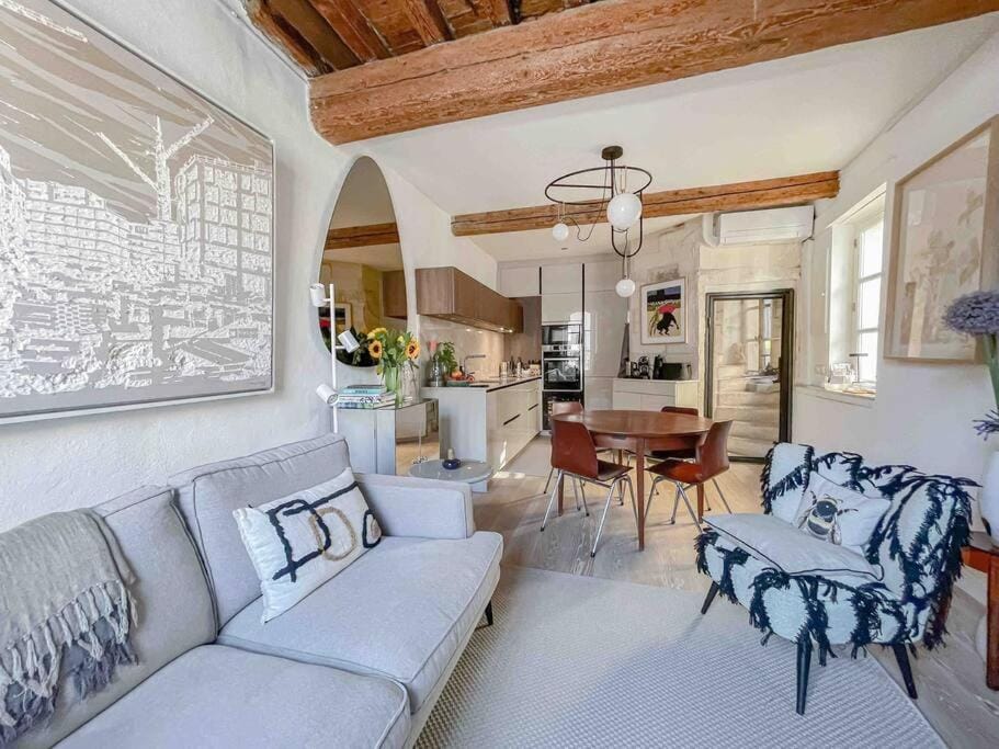 Kitchen or kitchenette, Living room, Seating area, Dining area