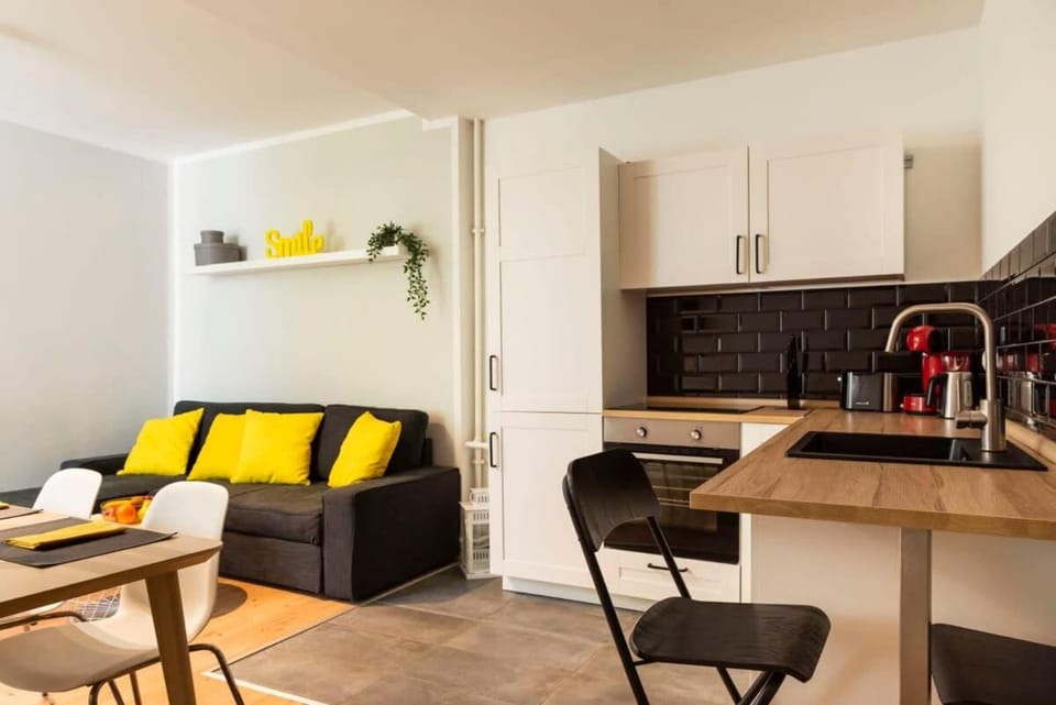 Cosy Two BR plus Self Checkin plus Street Parking Apartment in Berlin