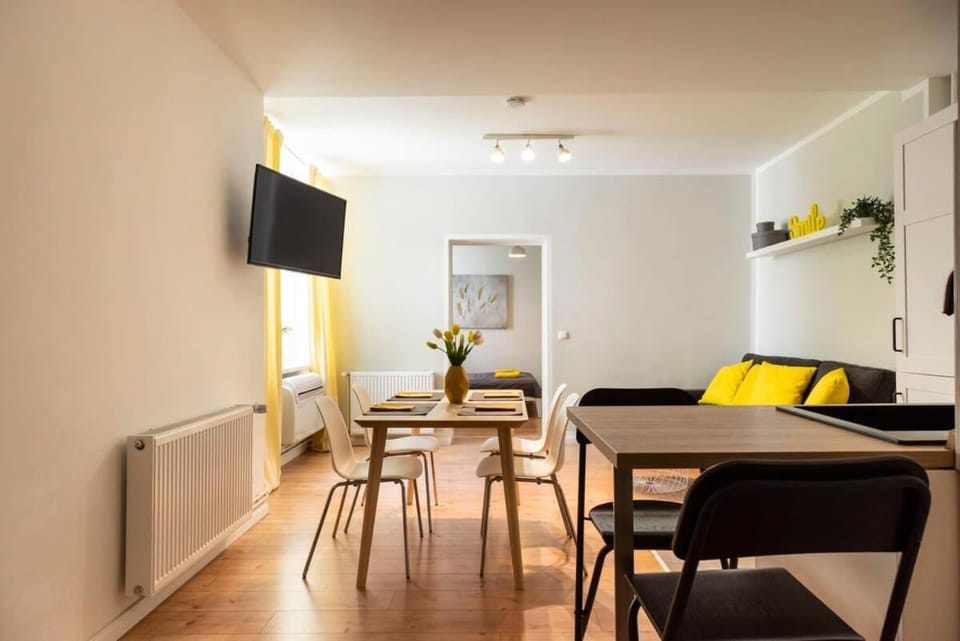 Cosy Two BR plus Self Checkin plus Street Parking Apartment in Berlin