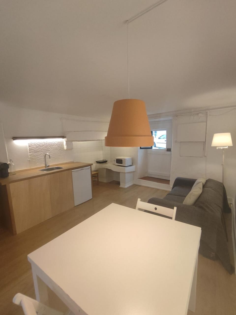 Kitchen or kitchenette, Living room, Seating area, Dining area