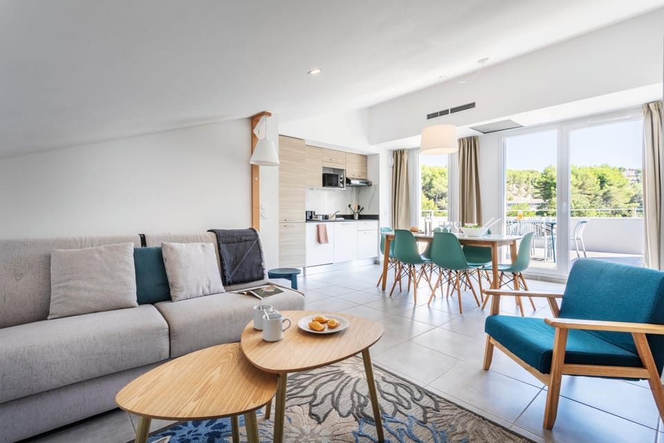 TV and multimedia, Kitchen or kitchenette, Living room, Food and drinks, Seating area, Dining area, Food