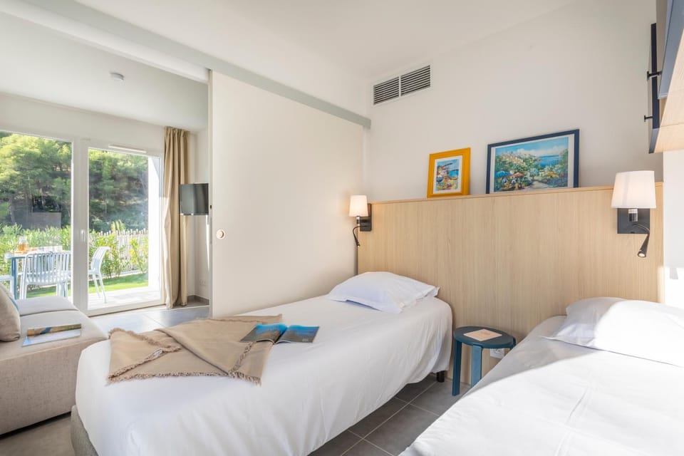 Bed, TV and multimedia, Photo of the whole room, Bedroom, towels, air conditioner