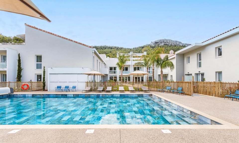 Property building, Day, Natural landscape, Summer, Garden view, Mountain view, Pool view, Swimming pool, sunbed