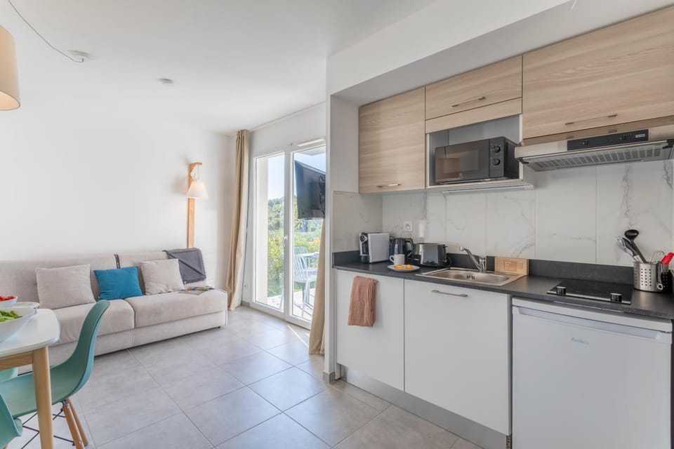 TV and multimedia, Coffee/tea facilities, Kitchen or kitchenette, Living room, Seating area, Dining area, stove