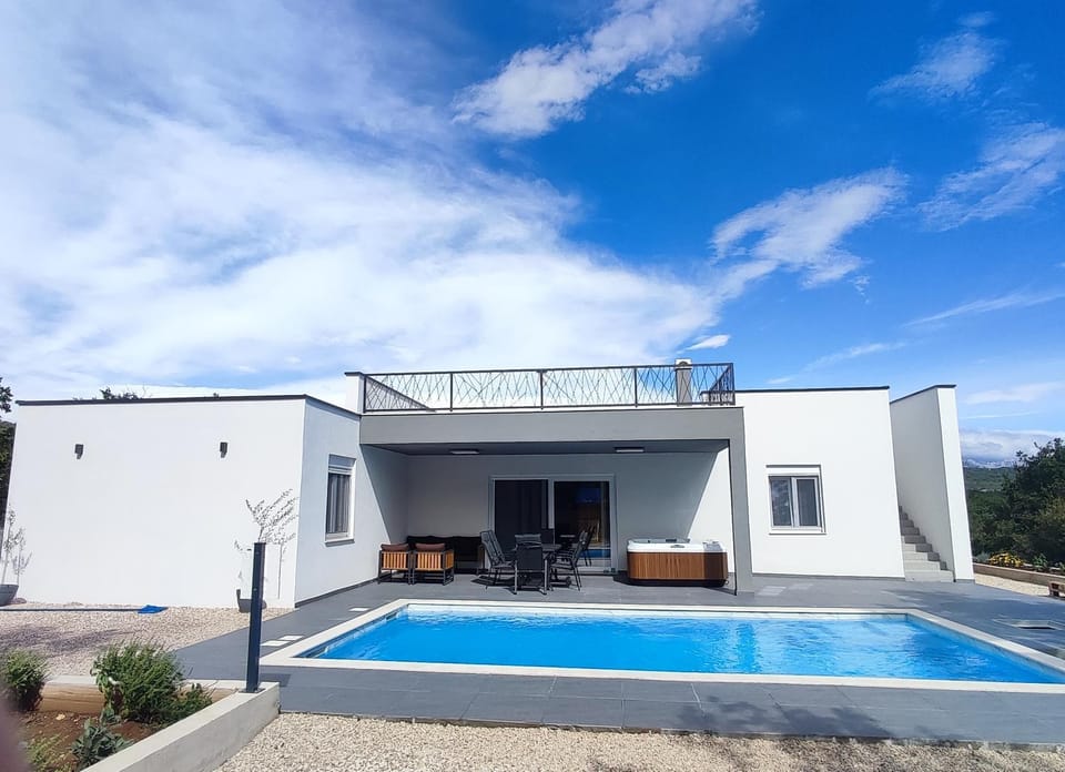 Property building, Hot Tub, Spa and wellness centre/facilities, Swimming pool