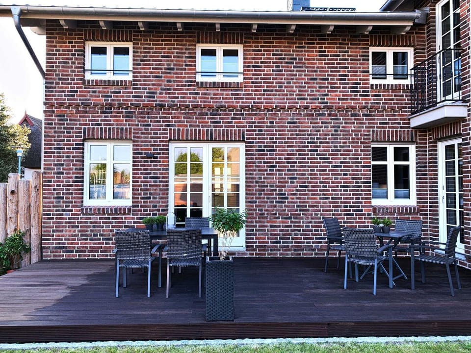 Property building, Patio, Balcony/Terrace