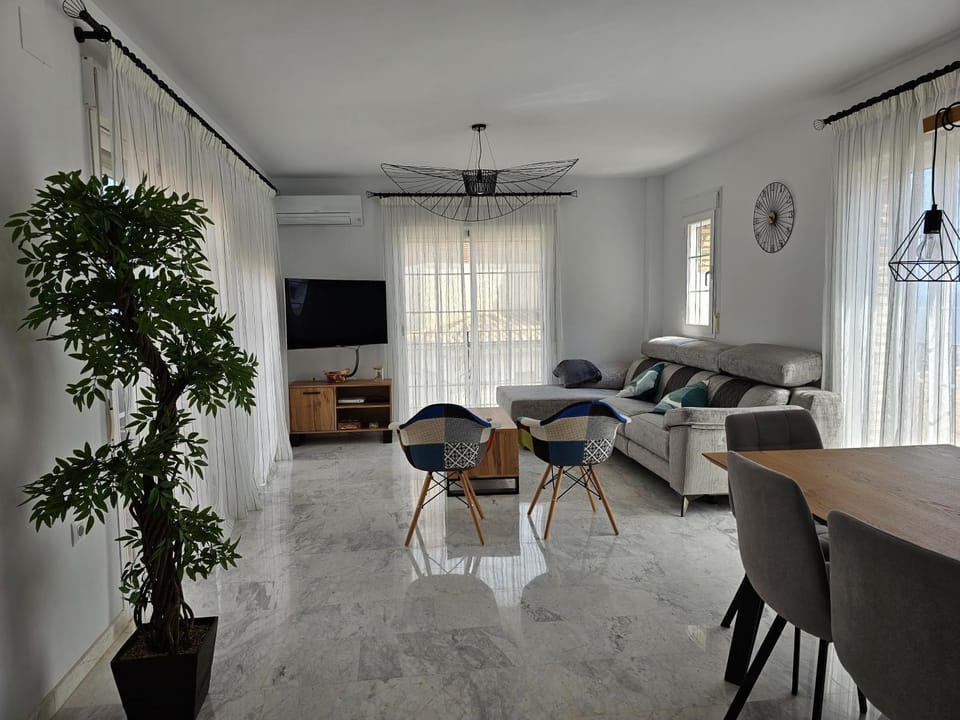 Communal lounge/ TV room, TV and multimedia, Living room, Dining area