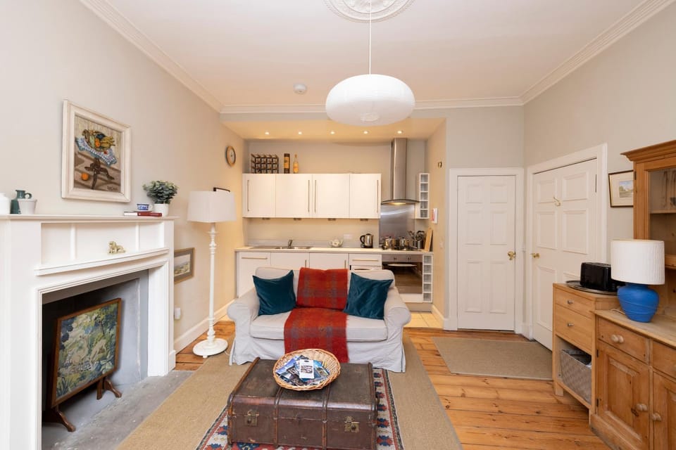 Kitchen or kitchenette, Living room, Seating area, minibar, pet friendly, stove