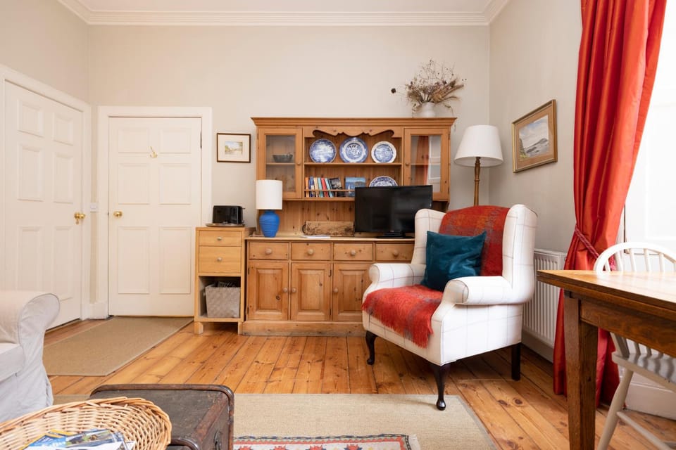 Living room, hair dresser