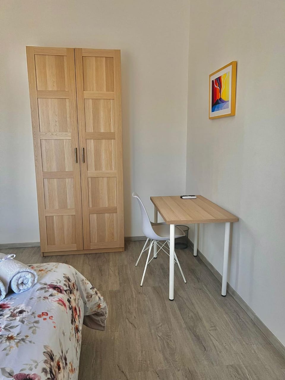 Photo of the whole room, Bedroom, hair dresser