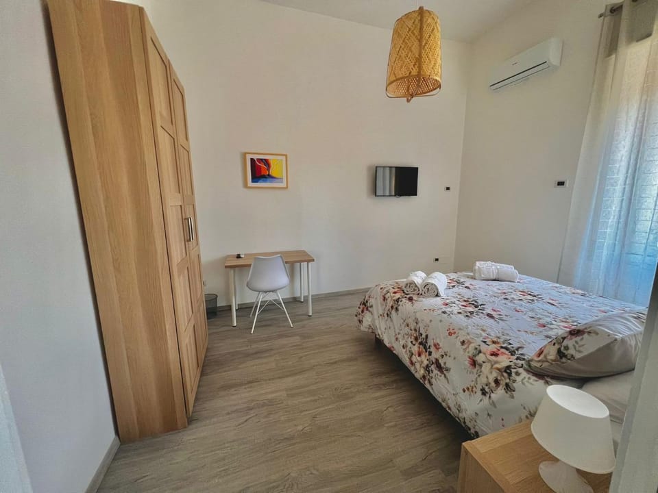 Bed, TV and multimedia, Photo of the whole room, Bedroom, towels, wardrobe, air conditioner