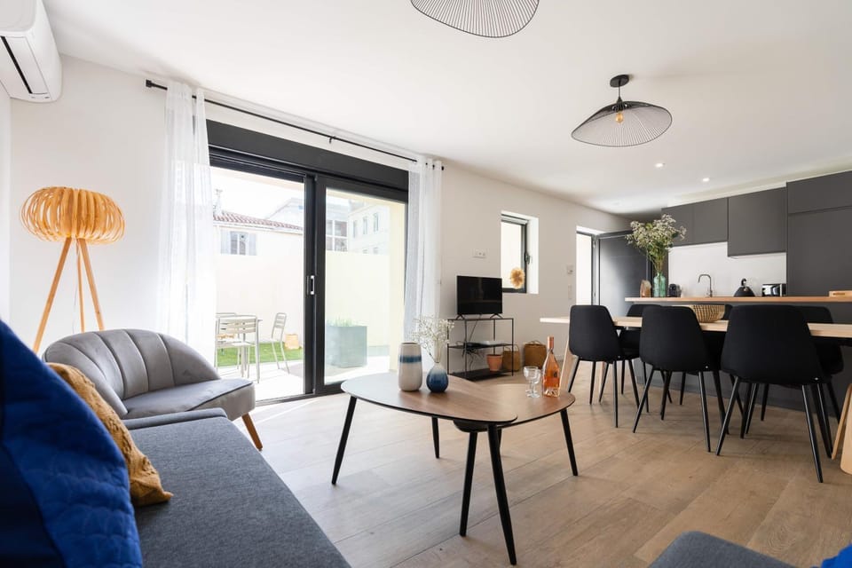 Seating area, Dining area