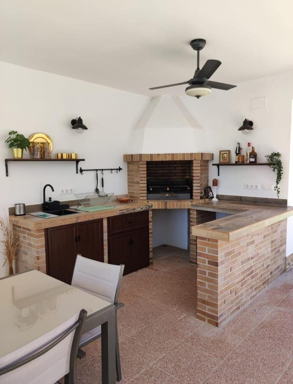 Kitchen or kitchenette, flat iron