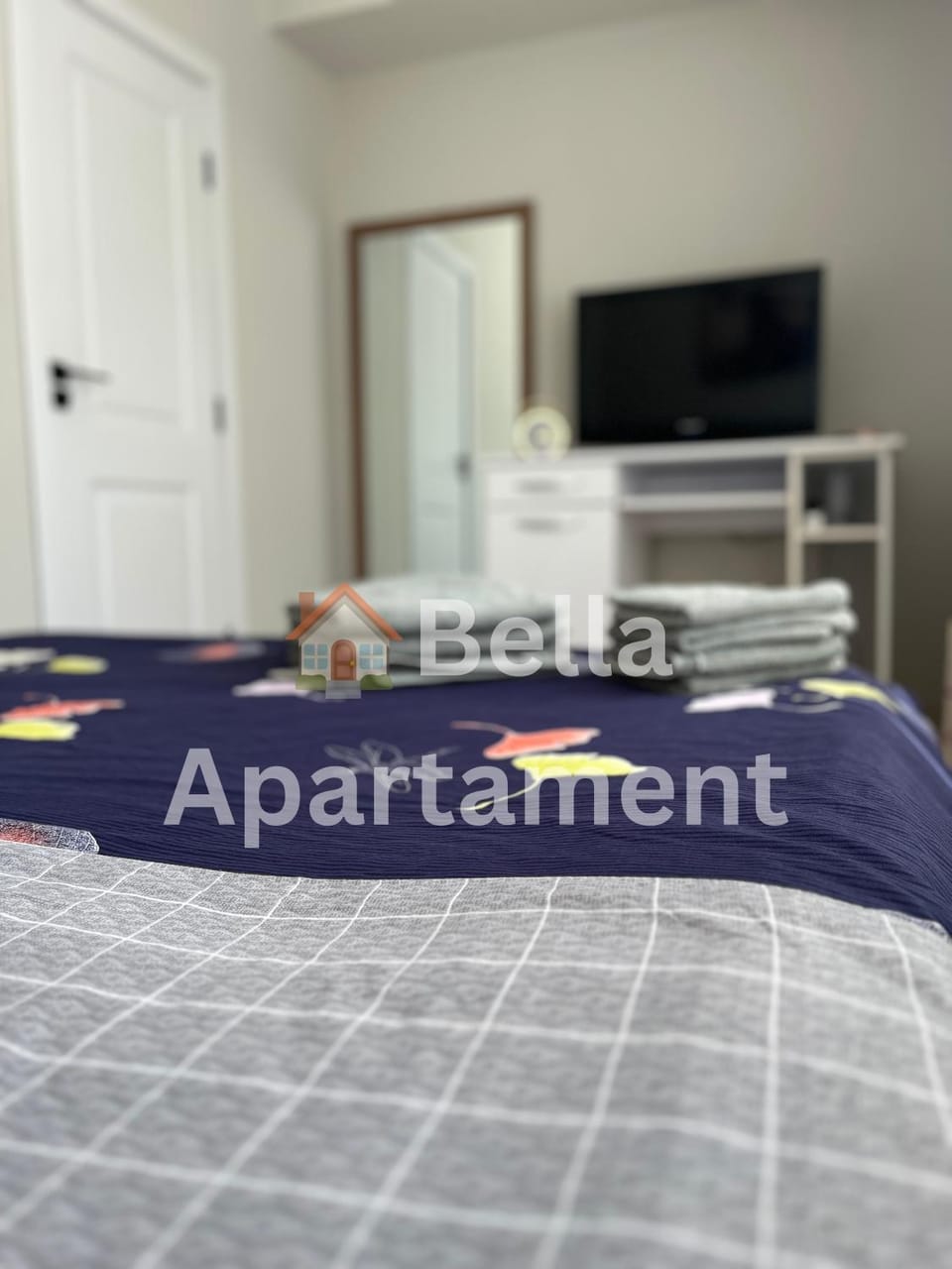Bed, TV and multimedia, Photo of the whole room, Bedroom