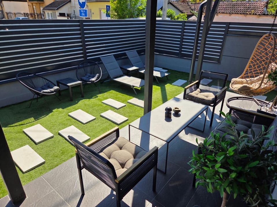 Day, Garden, Seating area, Garden view, sunbed