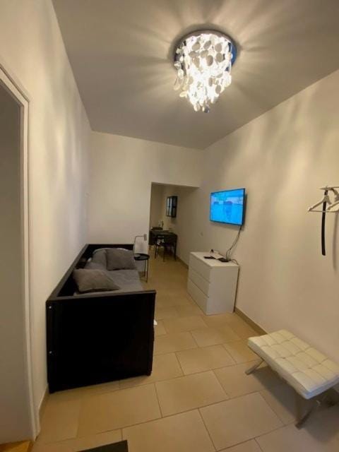 TV and multimedia, Seating area, Bedroom