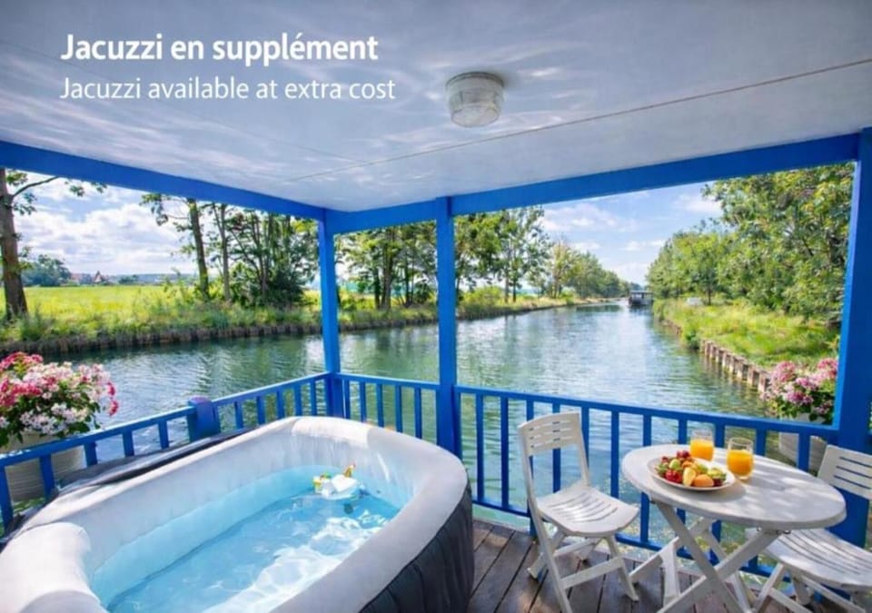 Patio, Natural landscape, Activities, Hot Tub, Spa and wellness centre/facilities, River view, furniture