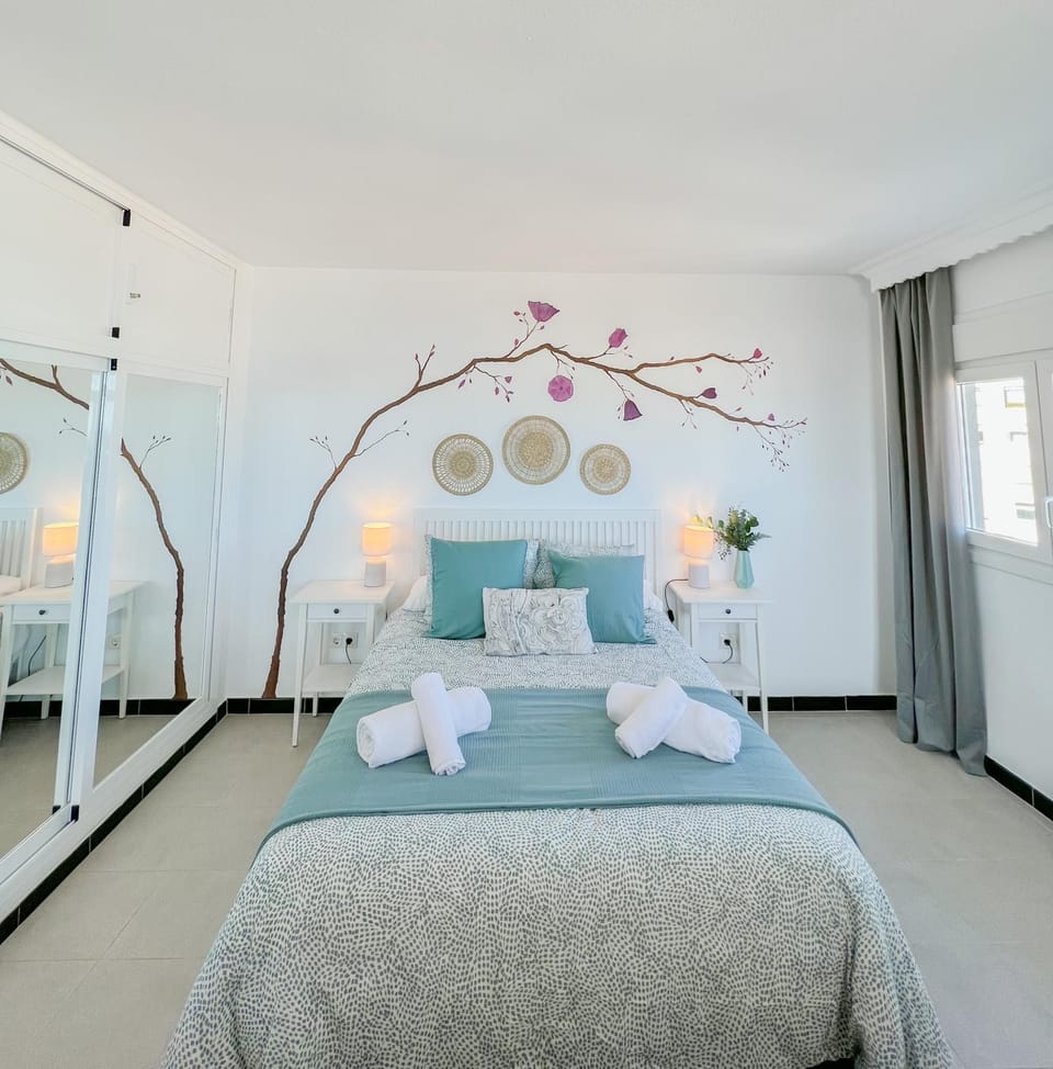 Bed, Bedroom, towels