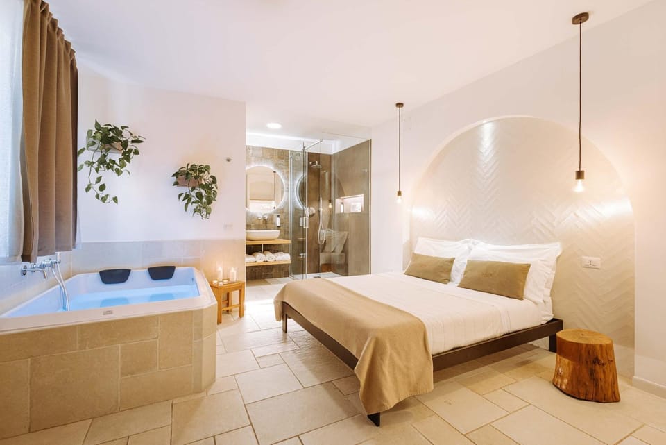 Bed, Hot Tub, Bath