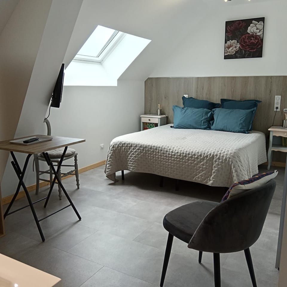Bed, Photo of the whole room, Bedroom