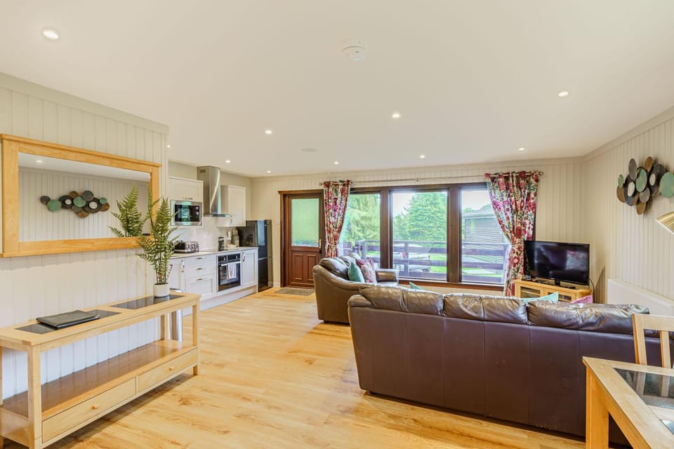 TV and multimedia, Kitchen or kitchenette, Living room, Seating area, Dining area