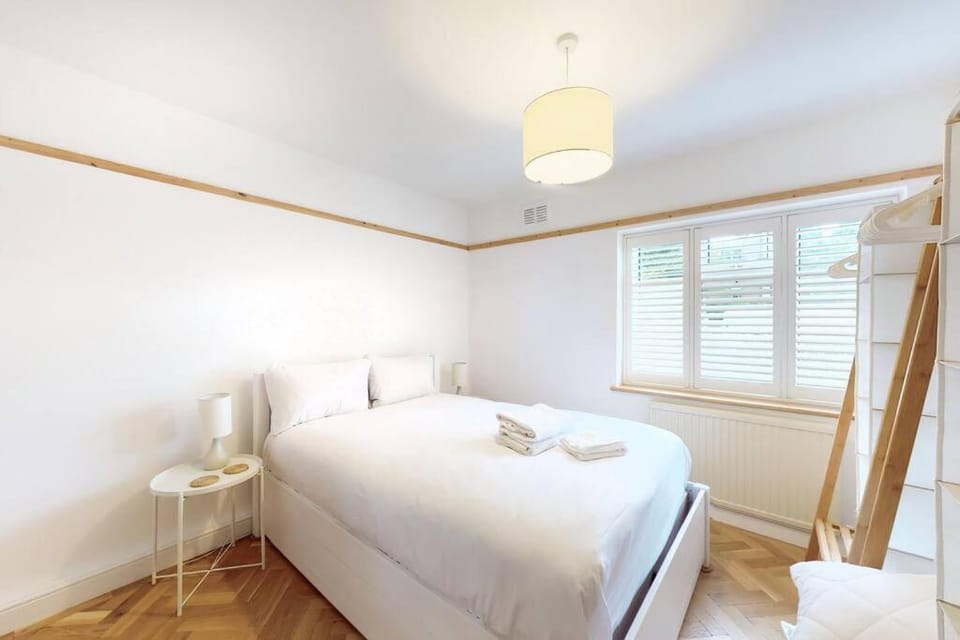 Stunning 2 bed flat in Richmond Apartment in Brentford