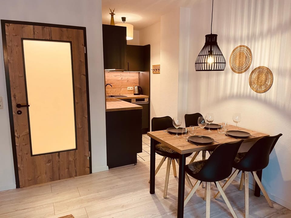 Kitchen or kitchenette, Dining area