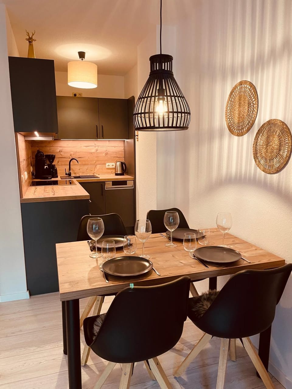 Kitchen or kitchenette, Dining area